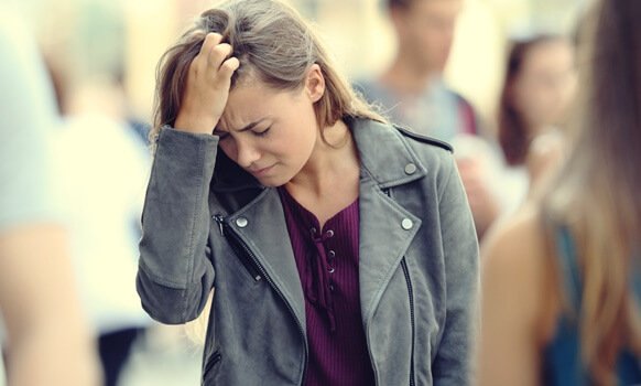 kobieta łapiąca się za głowę