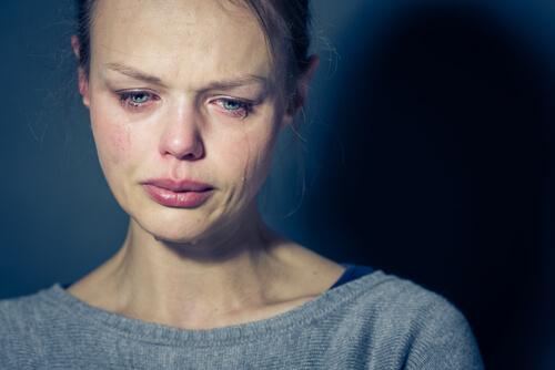 Kobieta płacze - choroba afektywna dwubiegunowa