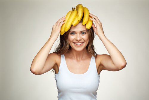 Kobieta z bananami na głowie.