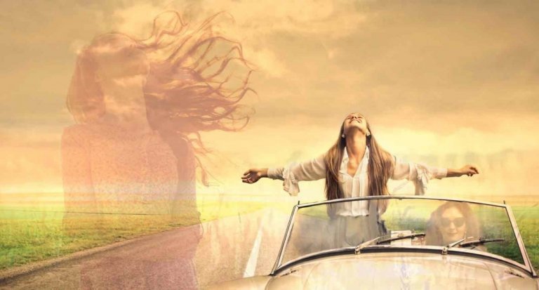 kobieta z otwartymi ramionami