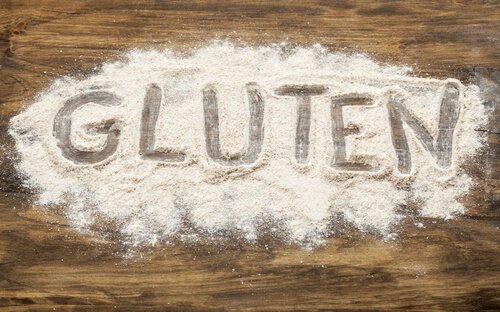 Rozsypana mąka z napisem gluten