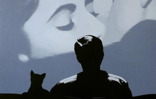 Mężczyzna ogląda film