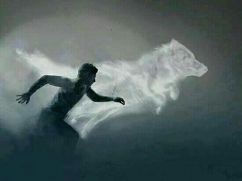 Mężczyzna biegnie, aby podążać przed siebie