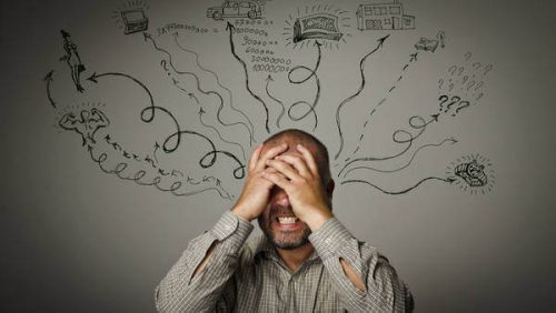 Mężczyzna zakrywa twarz rękami