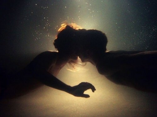 Pocałunek pod wodą.