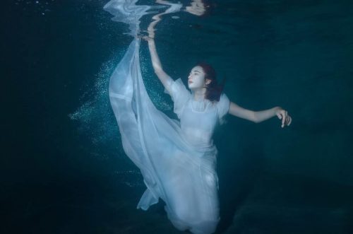Samotność - kobieta pod wodą