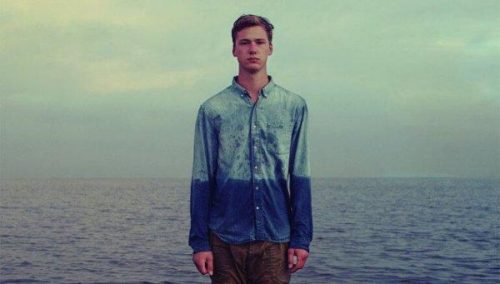 Smutek - mężczyzna stoi w wodzie