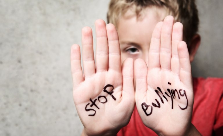 Napis na dłoniach - stop bullying