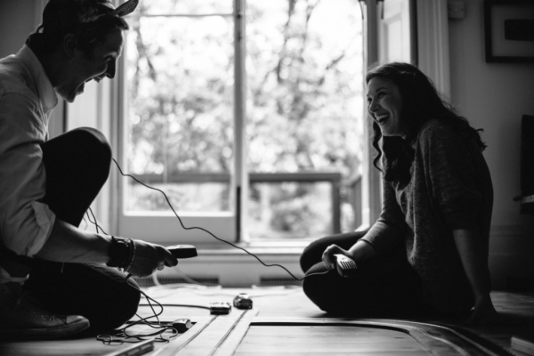 Szczęśliwa para w domu.