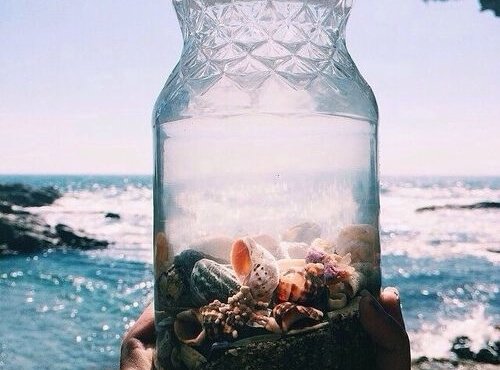 Widok na morze przez butelkę