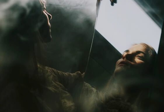 Zależność emocjonalna - kobieta w lustrze.