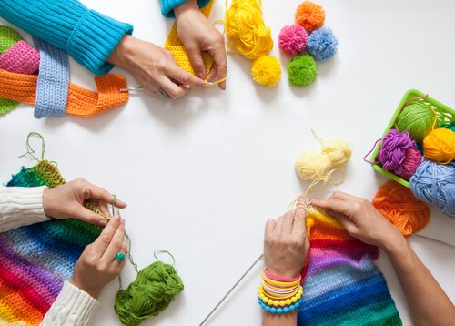Trzy osoby robią na drutach