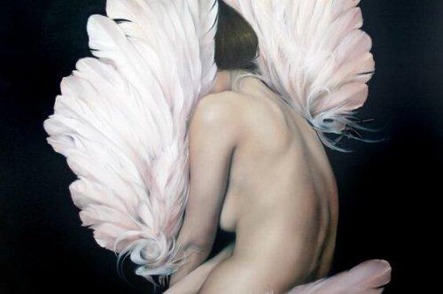Akceptacja ciała - naga kobieta ze skrzydłami