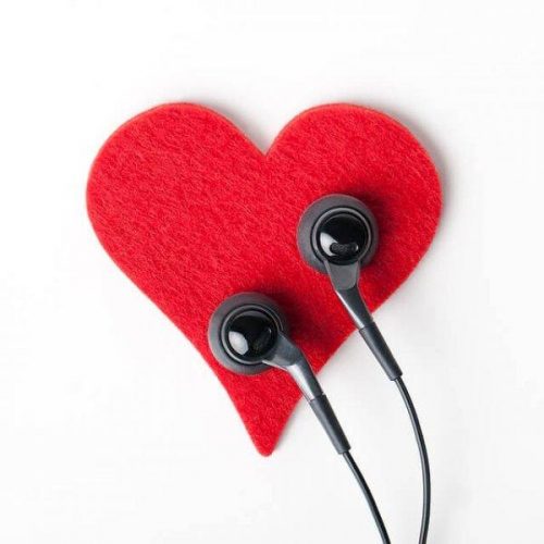 Aktywne słuchanie - słuchawki przyłożone do serca
