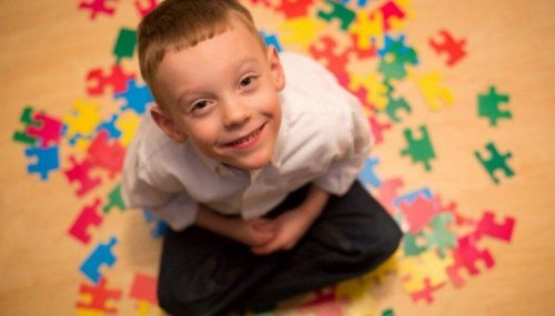 Autyzm - dziecko układa puzzle