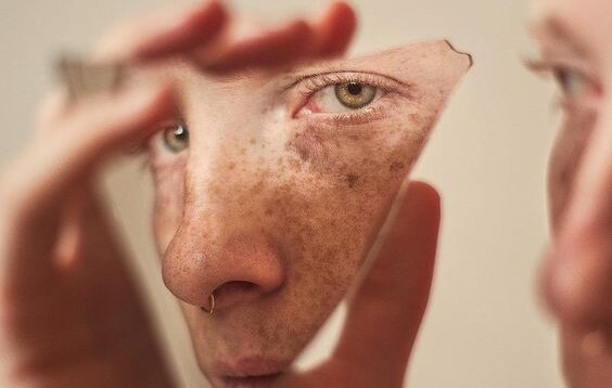 chłopak łapiący się za twarz