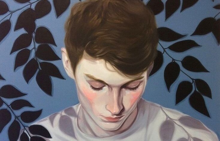 chłopiec patrzący w dół