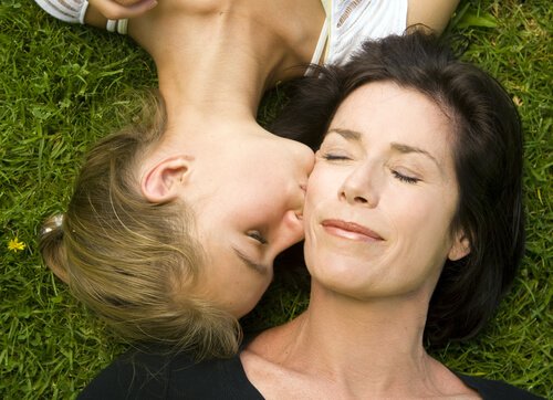 matka i córka na trawie