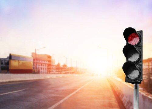 Czerwone światło na skrzyżowaniu