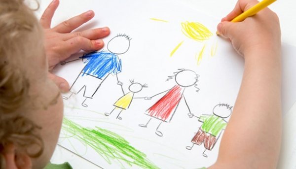 dziecko rysujące swoją rodzinę