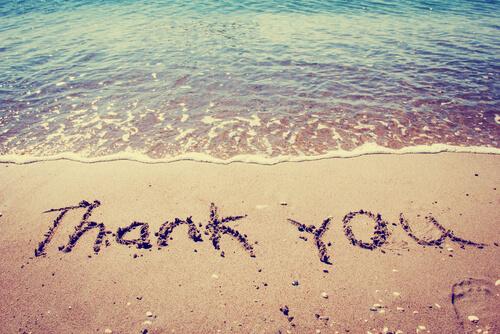 Dziękuję napisane na piasku na plaży