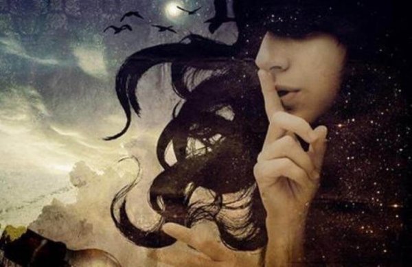 Kobieta z palcem na ustach.