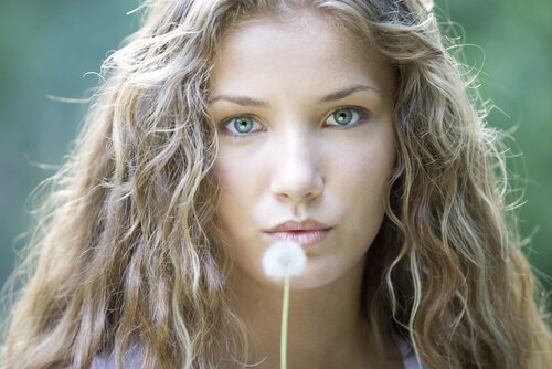 Dziewczyna z dmuchawcem.