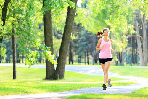 dziewczyna uprawiająca jogging