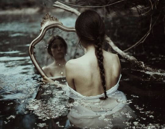 Dziewczyna z lustrem w wodzie.