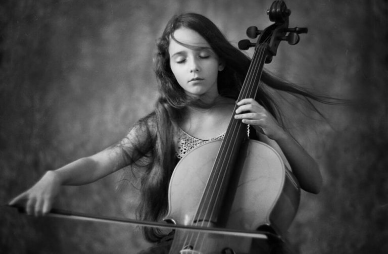 dziewczynka grająca na wiolonczeli