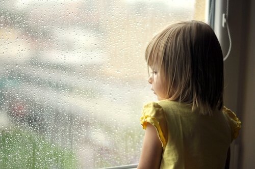 dziewczynka patrząca przez okno