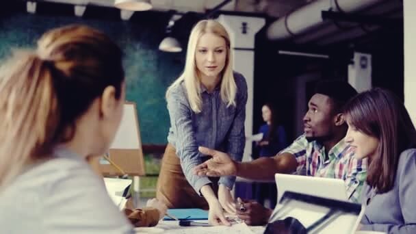 kobieta alfa przewodząca grupą