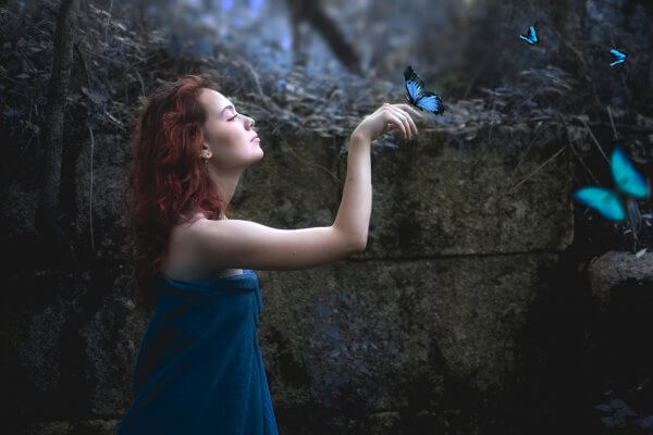 kobieta i niebieskie motyle