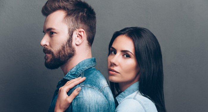 kobieta obejmująca partnera od tyłu