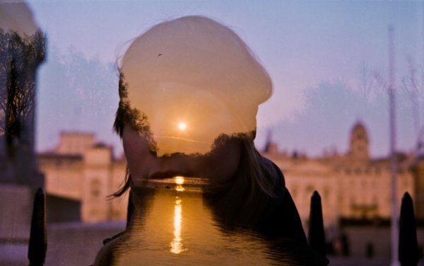 Sylwetka kobiety na tle wody.