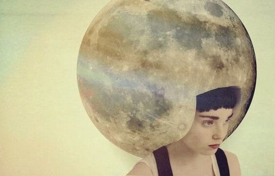 kobieta z księżycem na głowie
