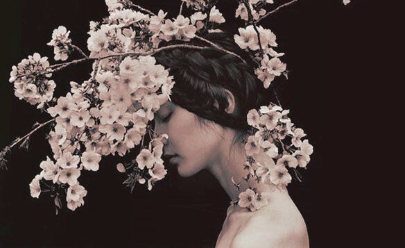 kobieta z kwiatami we włosach