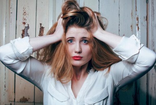 Kobieta podnosi ręce zamartwiając się