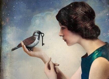 Kobieta z ptaszkiem, który trzyma klucz.