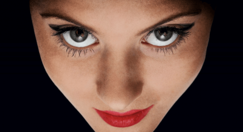 Kontakt wzrokowy - kobieta patrzy