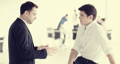 Kontakt wzrokowy - rozmowa dwóch mężczyzn