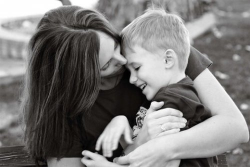 Matka przytulająca syna.