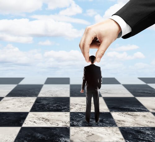 mężczyzna na szachownicy