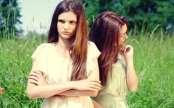 obrażone koleżanki