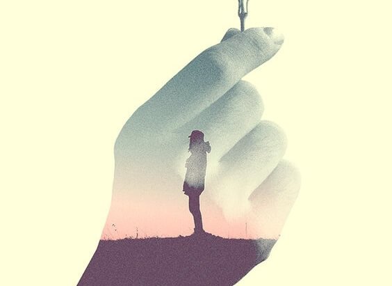 osoba w środku dłoni