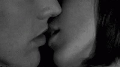 Pocałunek chłopaka i dziewczyny