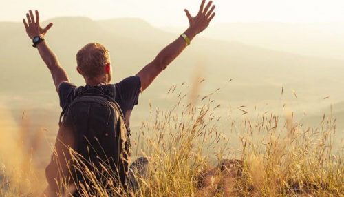 Mężczyzna na łące