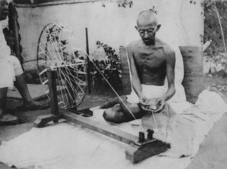 szyjący Gandhi