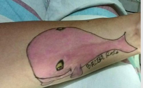 Tatuaż z różowym wielorybem