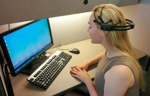 Neurofeedback - kobieta i komputer